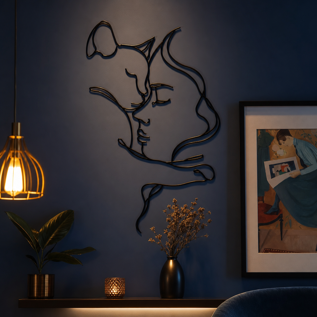 Deco murale chat noir sur un mur bleu nuit