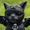 Gros plan sur la figurine chat noir gothique