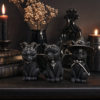 Figurine chat noir gothique sur une etagere avec bougies