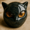 Gros plan sur les grands yeux d ambre de la figurine chat noir