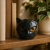 Figurine chat noir sur une etagere
