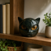 Figurine chat noir sur une etagere