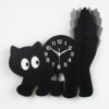 Horloge murale chat noir en bois, fond blanc
