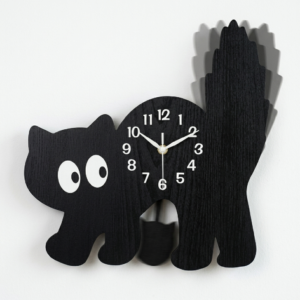 horloge-chat-noir-bois Horloge murale chat noir en bois, fond blanc