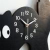 Gros plan sur le cadran de l horloge chat noir
