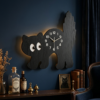Horloge chat noir sur un mur bleu nuit