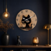 Horloge chat noir mignonne sur mur bleu nuit