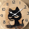Gros plan sur le cadran de l horloge chat noir mignonne