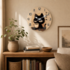 Horloge chat noir mignonne dans un salon