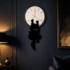 Horloge murale chat noir retro sur mur bleu nuit