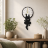 Horloge murale chat noir retro sur un mur de salon