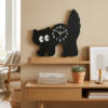 Horloge chat noir accrochee dans un salon