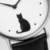 Gros plan sur le cadran de la montre chat noir