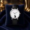 Montre chat noir sur un ecrin bleu nuit