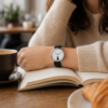 Montre chat noir portee au poignet dans un cafe