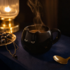 Mug chat noir fumant sur fond bleu nuit