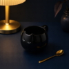 Mug chat noir en ceramique sur table bleu nuit
