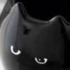 Gros plan sur le chat noir du mug en ceramique