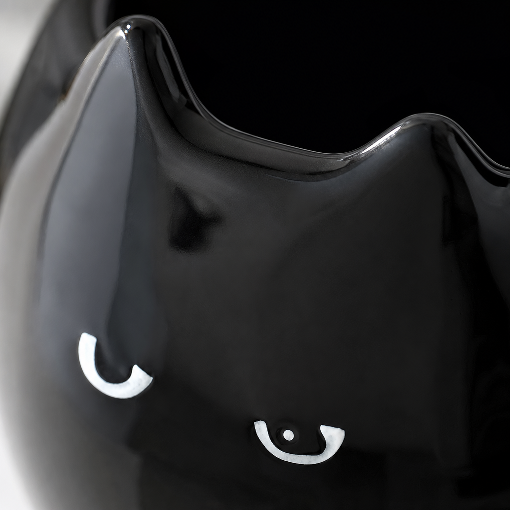 Gros plan sur le chat noir du mug en ceramique