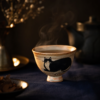 Mug chat noir fumant sur fond bleu nuit