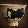 Gros plan sur le motif chat du mug noir