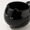 Gros plan sur les oreilles du mug chat noir