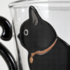 Gros plan sur le chat noir du mug en verre