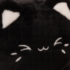 Gros plan sur la frimousse de la peluche chat noir