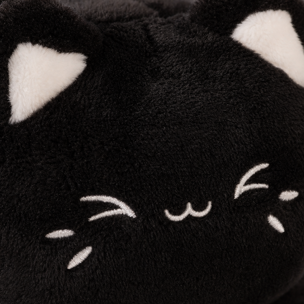 Gros plan sur la frimousse de la peluche chat noir