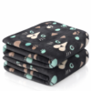 Plaid chat noir en polaire plie, fond blanc