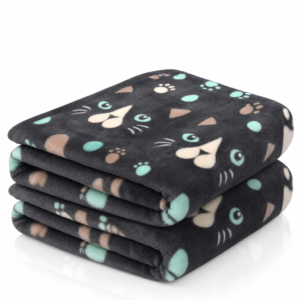 plaid-chat-noir-polaire Plaid chat noir en polaire plie, fond blanc