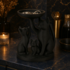 Planche de cuisine chat noir sur plan de travail bleu nuit