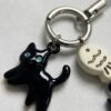 Gros plan macro sur la breloque chat noir