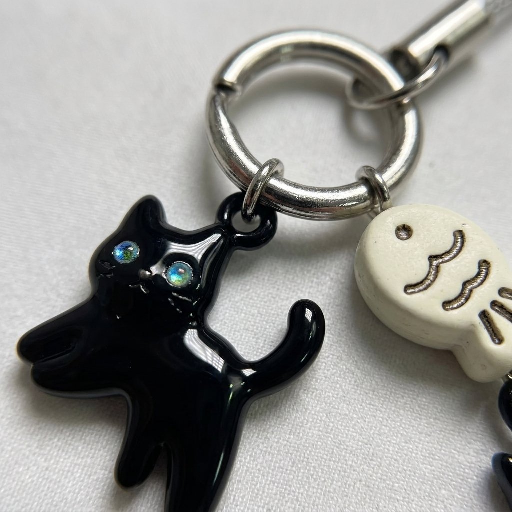 Gros plan macro sur la breloque chat noir