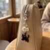 Porte-cle chat noir accroche a un sac