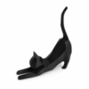 Statue chat noir geometrique, fond blanc