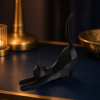 Statue chat noir geometrique sur fond bleu nuit