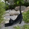Statue chat noir geometrique dans un jardin