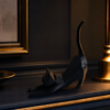 Statue chat noir sur fond bleu nuit