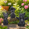 Statues chat noir dans un jardin