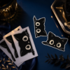 Stickers chat noir curieux sur fond bleu nuit