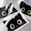 Gros plan sur les stickers chat noir curieux