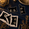 Stickers chat noir espiegles sur fond bleu nuit