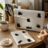 Stickers chat noir colles sur un ordinateur