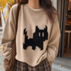 Femme portant le sweat chat noir beige