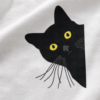 Gros plan sur l imprime chat noir du t-shirt