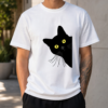 Homme portant le t-shirt chat noir