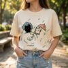 Femme portant le t-shirt chat noir creme