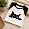 T-shirt chat noir raglan plie en flat-lay