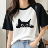 Femme portant le t-shirt chat noir raglan